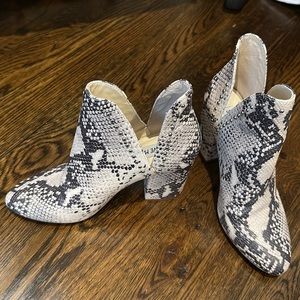 Steve Madden white/grey heller booties size 7.5